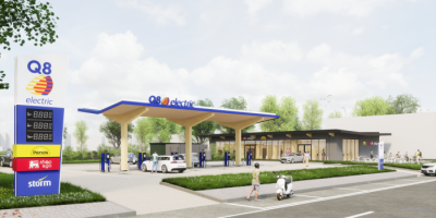 Q8 electric | Une station-service électrique Q8 avec des gens et quelques voitures dans le parking.