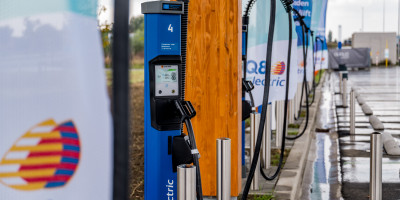 verschillende snellaadstations van Q8 electric op een rij onder een afdak