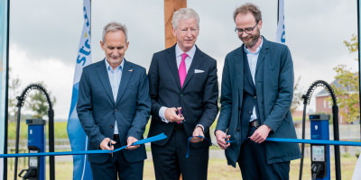 Vlnr: Frank Rouwens (Q8), Pieter De Crem (Burgemeester Aalter), Jan Caerts (Storm)