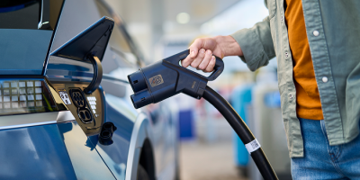 Un homme connecte sa voiture électrique