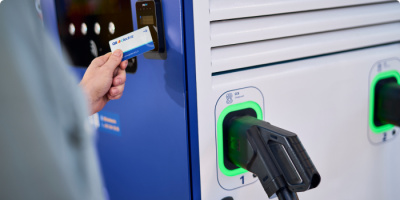 Un homme scanne la carte de recharge Q8 electric à la station de recharge Q8 electric