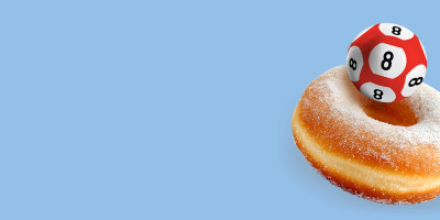 Blauwe achtergrond met donut en bol van de lotterij